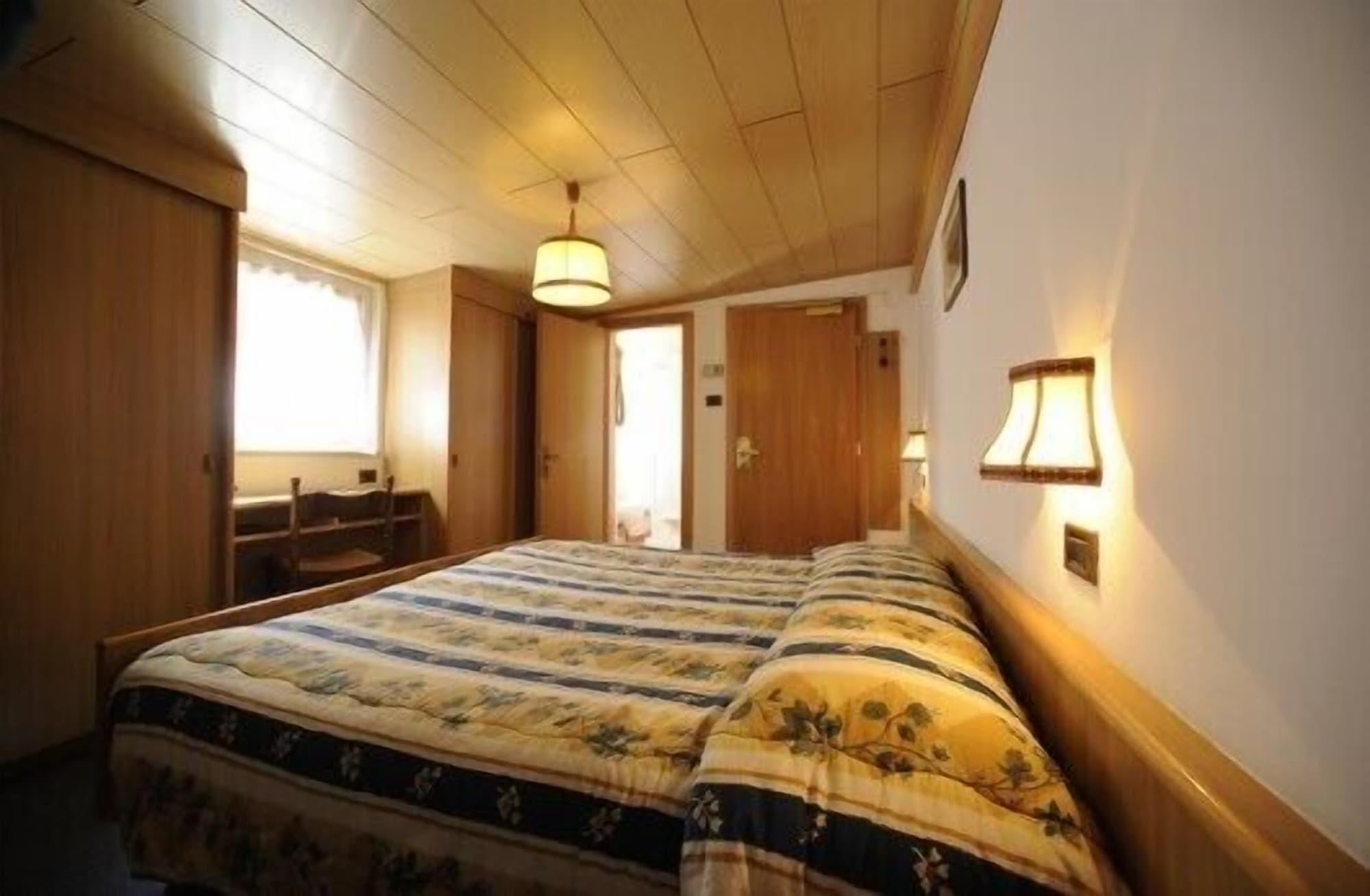Hotel Arnika Pozza di Fassa Exterior foto