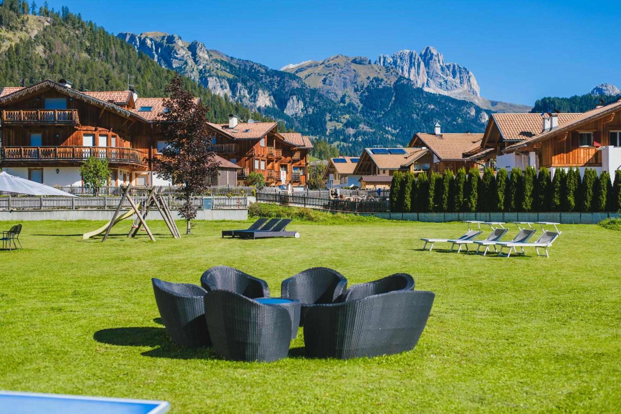 Hotel Arnika Pozza di Fassa Exterior foto